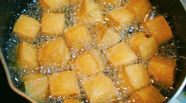 Đậu phụ chiên vàng giòn thơm ngon khi ăn kèm bún riêu cua dấm bỗng