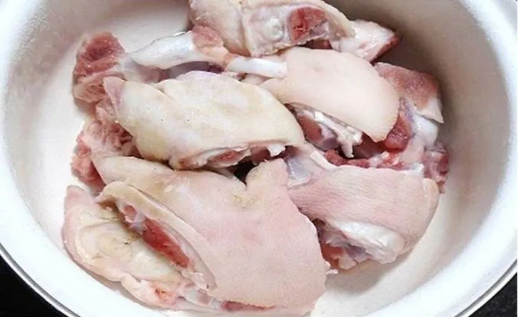 Bước 1 Sơ chế nguyên liệu Cháo giò heo truyền thống