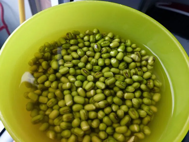 Bước 1 Sơ chế nguyên liệu Cháo giò heo đậu xanh