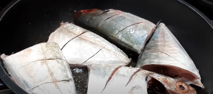 Chiên cá bạc má giúp lớp da vàng giòn và thịt không bị nát