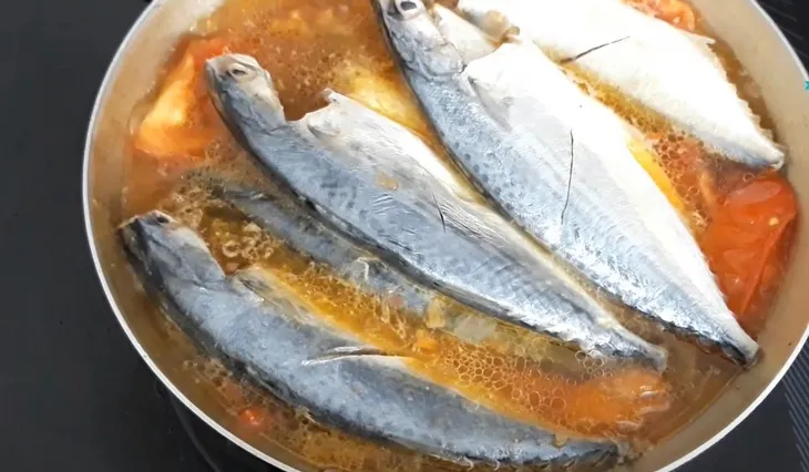 Kho cá bạc má với cà chua đến khi nước sốt sệt lại hấp dẫn