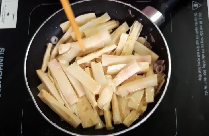 Xào măng sơ qua giúp măng thấm vị và giòn ngon hơn