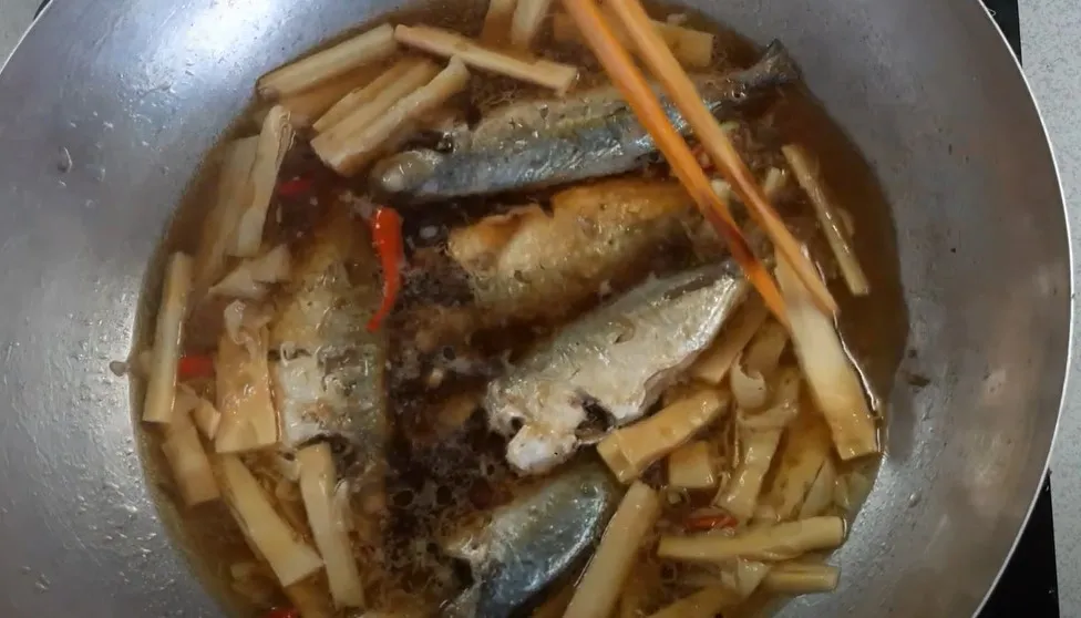 Thực hiện kho cá bạc má với lửa nhỏ để thịt cá chắc và đậm vị