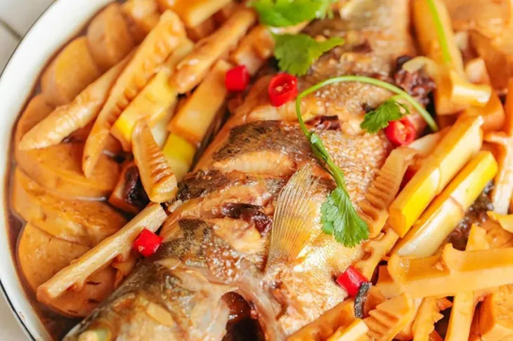 Món cá bạc má kho hoàn thiện mang màu sắc vô cùng bắt mắt