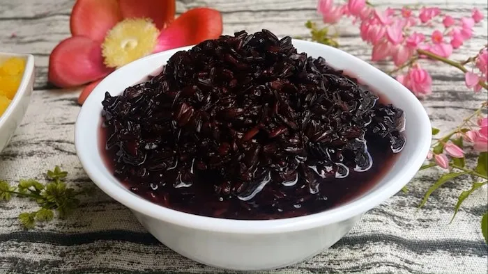 Nếp cẩm lên men sau khi ủ có màu sắc hấp dẫn và hương thơm đặc trưng