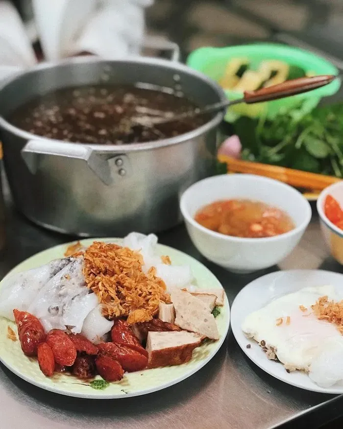 Bánh cuốn nóng hổi ăn kèm chả và nước chấm chua ngọt, mang đậm hương vị truyền thống Hà Nội.