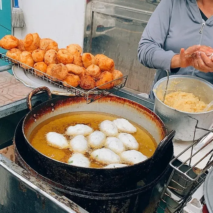 Bánh rán ngọt với lớp vỏ giòn tan và nhân đậu xanh dừa, là món quà vặt đặc trưng của Hà Nội.