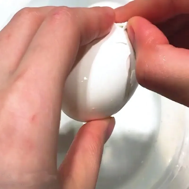 Bóc vỏ trứng sau khi luộc