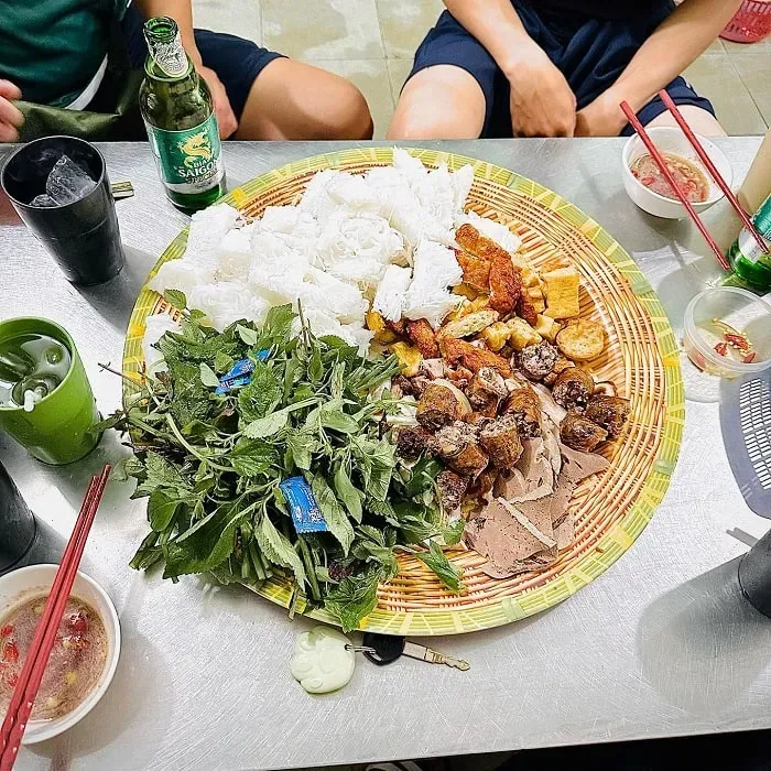 Bún đậu mắm tôm với đậu rán giòn, chả cốm và mắm tôm đậm đà, là món ăn đặc trưng của Hà Nội.