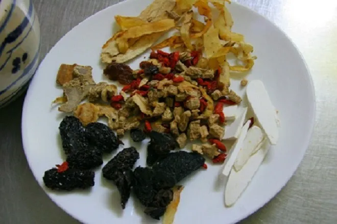 Các loại rau củ và nấm đông cô chuẩn bị cho cách nấu vịt tiềm miền Tây đậm đà