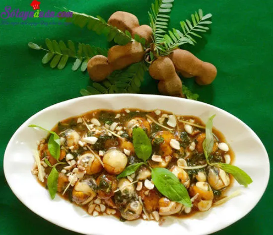 Trứng cút lộn xào me hoàn thành, rắc thêm rau răm và đậu phộng rang