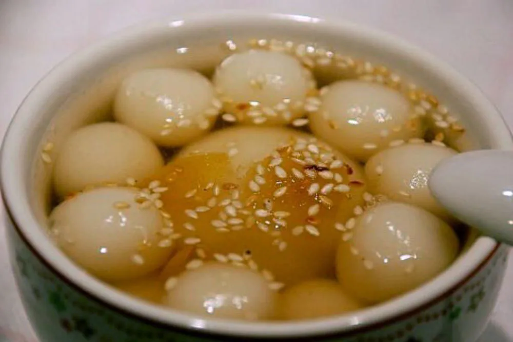 Thành phẩm chè trôi nước hấp dẫn với nước đường gừng và vừng rang