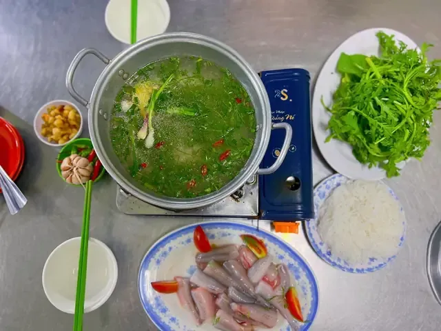 Một bát lẩu cá khoai Vũng Tàu nóng hổi với đầy đủ các loại rau ăn kèm