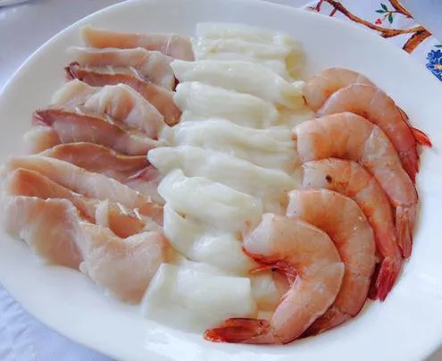 Quy trình sơ chế thịt cá và rau củ chuẩn bị cho cách nấu lẩu mắm ngon