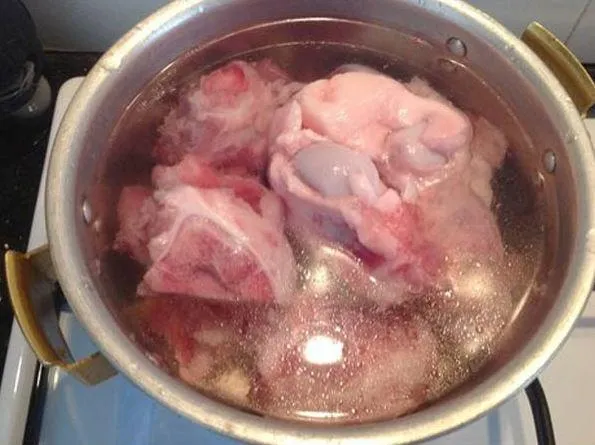 Nấu nước dùng từ xương heo là bước đệm cho cách nấu lẩu mắm ngon