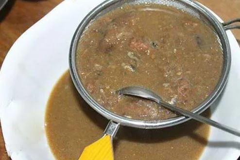 Lọc nước cốt mắm cá là kỹ thuật then chốt trong cách nấu lẩu mắm ngon