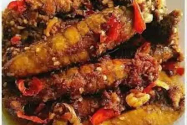 Món rim tiêu xanh là một cách nấu trứng cá thu hấp dẫn cho bữa cơm gia đình ấm cúng