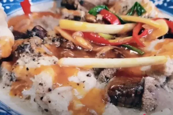 Sơ chế kỹ là bước quan trọng trong cách nấu trứng cá thu không bị tanh và thơm ngon hơn