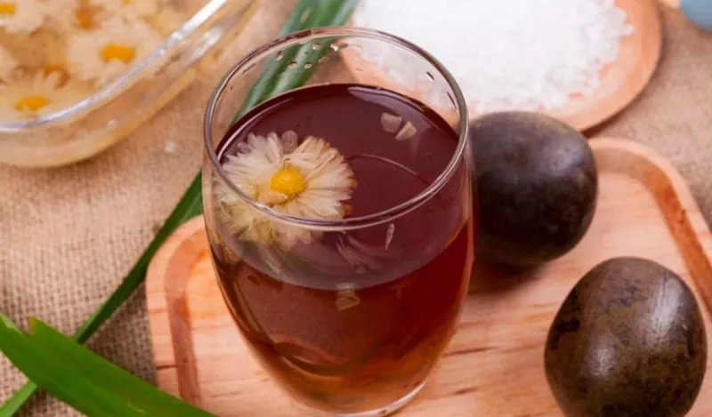 Nước la hán nấu với lá dứa có màu vàng nâu đẹp mắt