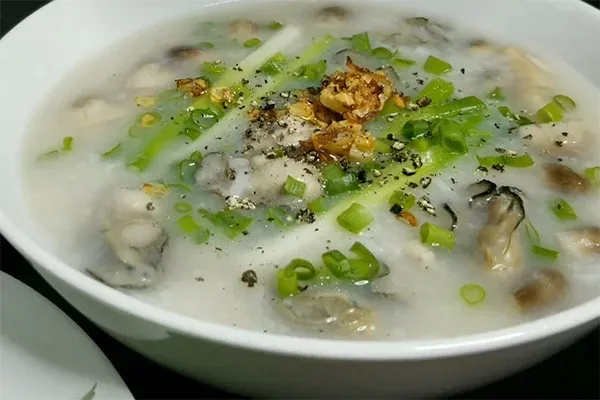 Cách nấu cháo hàu nấm hương cũng rất đơn giản và mang lại hương vị thơm đặc trưng