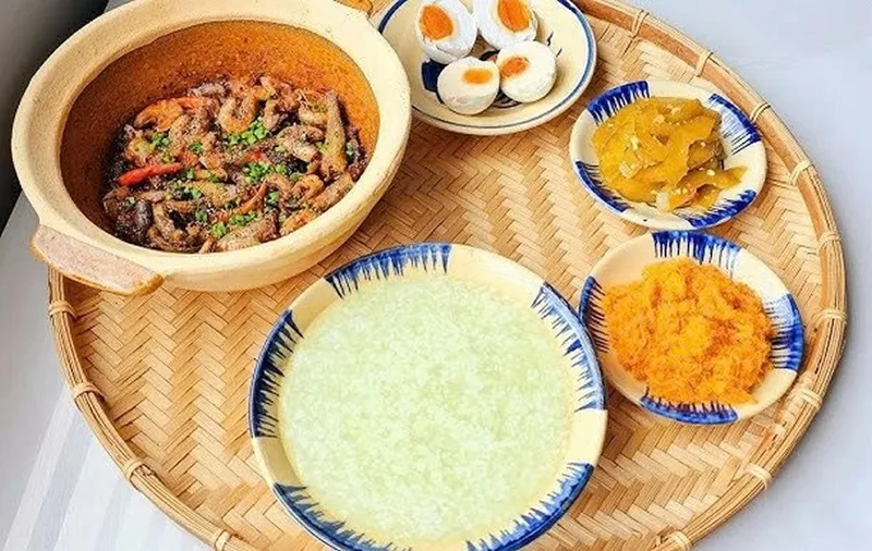 Hoàn thành nồi cháo trắng lá dứa