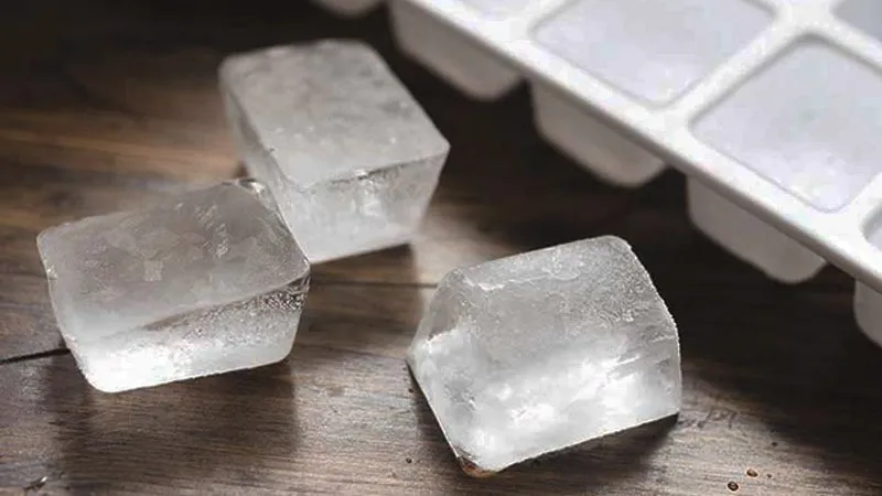 Cho đá lạnh vào nồi để da bò nhanh mềm và giữ độ giòn