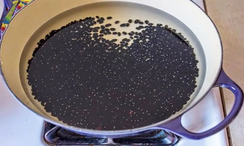 Sơ chế đậu đen giúp món chè nhanh mềm và ngon hơn