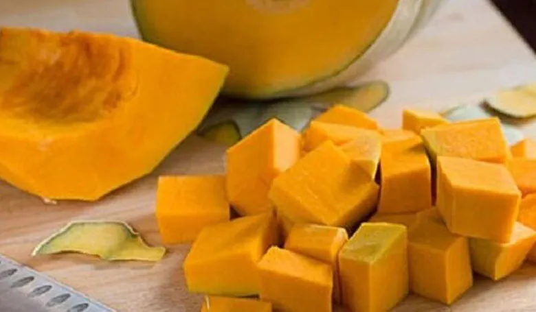 Thái bí đỏ thành miếng mỏng giúp món chè mau chín