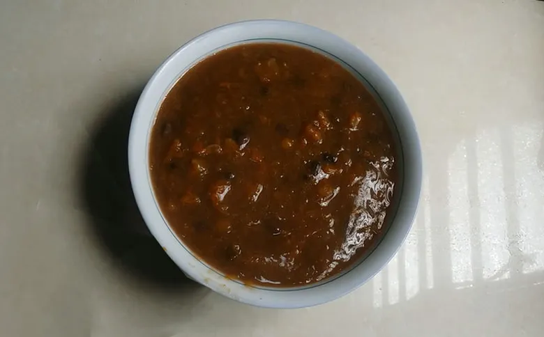 Thành phẩm món chè bí đỏ đậu đen hấp dẫn, sánh mịn