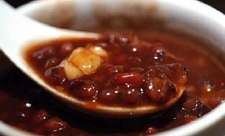 Món chè bí đỏ đậu đen sau khi hoàn thành, sẵn sàng thưởng thức