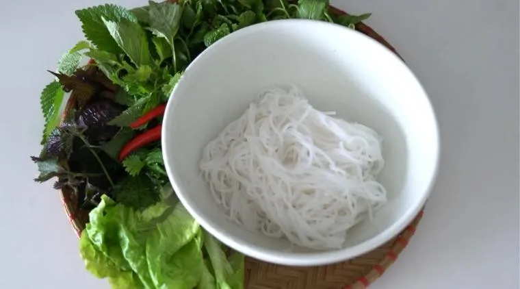 Bát bún riêu cua dấm bỗng nóng hổi, đầy đủ topping hấp dẫn