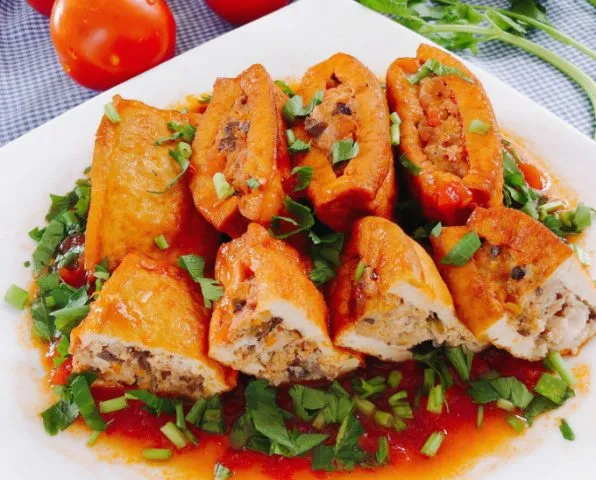 Đậu hũ trắng được chiên vàng giòn trước khi đem đi kho cùng thịt và cà chua