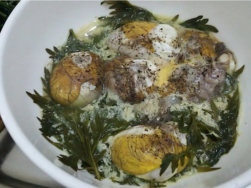 Giải đáp rau răm nấu món gì qua món trứng vịt lộn hấp bia