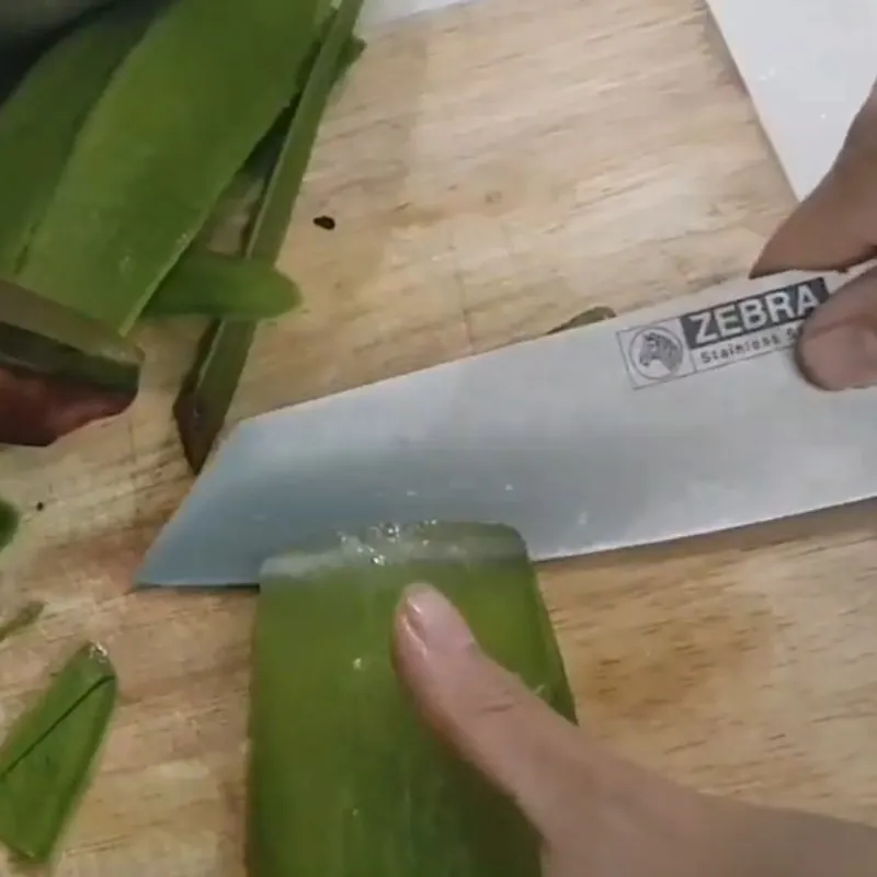 Gọt vỏ và cắt nha đam