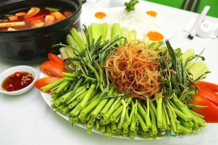 Hoa chuối bào mỏng, góp phần làm phong phú hương vị lẩu gà lá giang