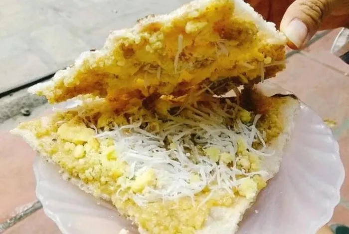 Hoàn thiện món kê kẹp bánh đa với đậu xanh, đường, dừa nạo và đậu phộng rang