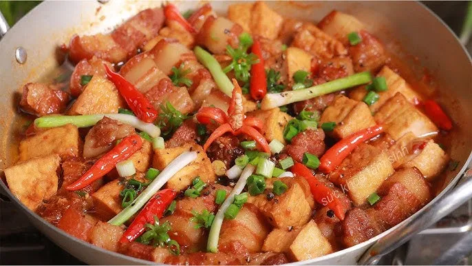 Hình ảnh minh họa các nguyên liệu tươi ngon chuẩn bị cho món kho gia đình