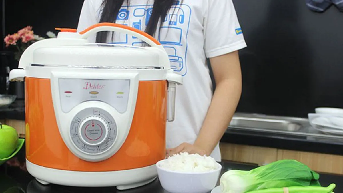 Hạt cơm chín đều tơi xốp được thực hiện bằng nồi áp suất điện