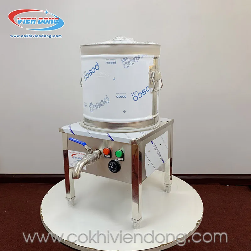 Đội ngũ nhân viên kiểm tra kỹ lưỡng nồi nấu phở trước khi giao khách