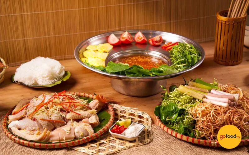 Lẩu gà lá giang miền Bắc có màu sắc đậm đà hơn nhờ cà chua và nước hầm xương ống