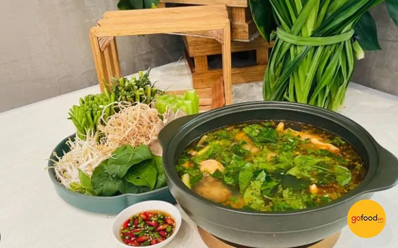 Nồi lẩu gà lá giang chuẩn vị miền Nam với nước dùng trong và rau nhúng tươi ngon
