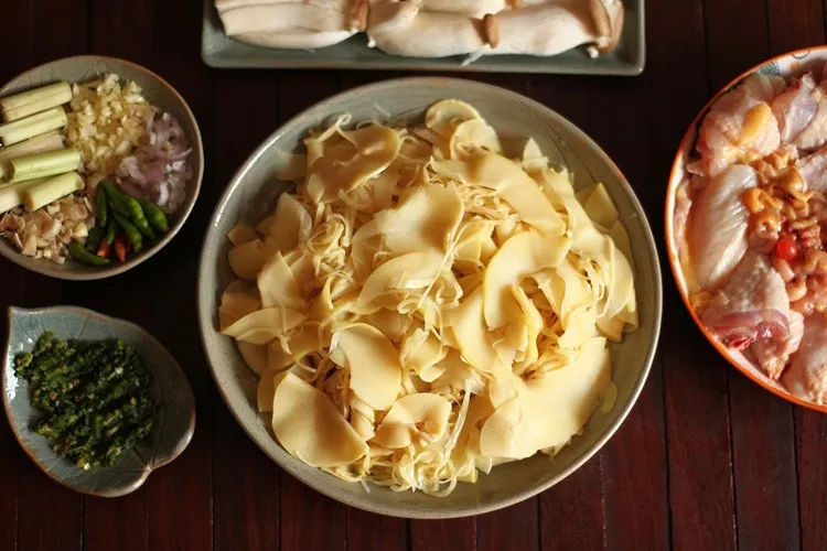 Măng chua thái sợi, nguyên liệu độc đáo cho món lẩu gà lá giang thêm hấp dẫn