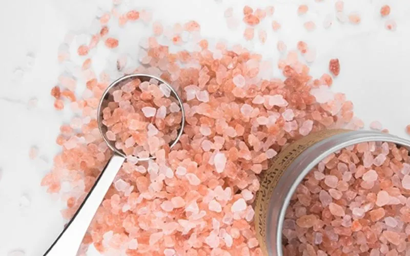 Muối hồng có hạt lớn và mặn hơn muối thông dụng