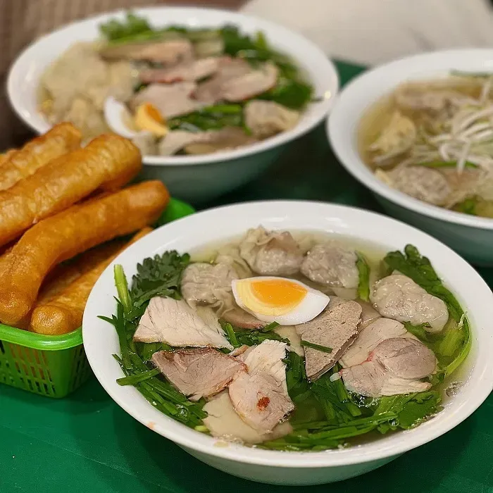 Mỳ vằn thắn với sợi mỳ trứng dai, sủi cảo và xá xíu, mang hương vị đặc trưng giữa lòng Phố Cổ.