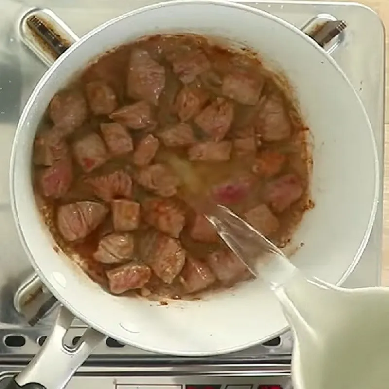 Hầm thịt bò cùng hạt sen trong nồi nước dùng để lấy vị ngọt