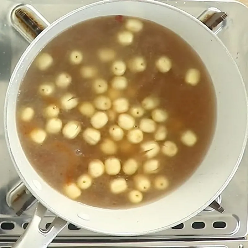 Cho bí đỏ vào nồi canh hầm chung với các nguyên liệu khác