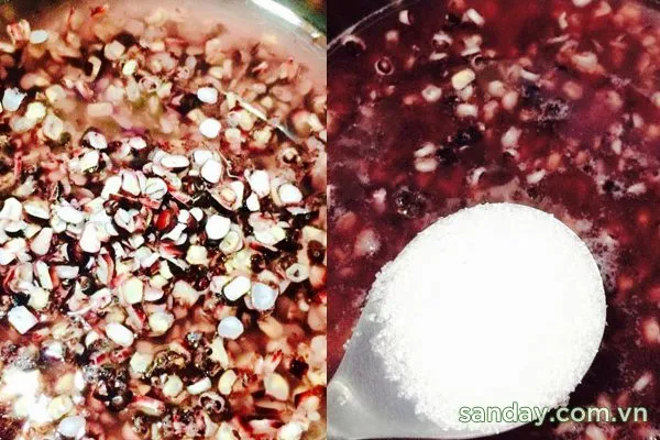 Nấu bắp tím đến khi vừa chín thì cho đường vào