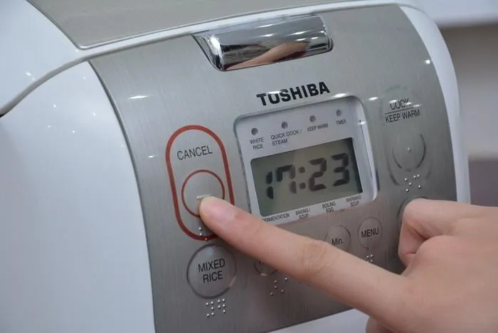 Hướng dẫn cách đặt lòng nồi áp suất điện vào thân máy đúng kỹ thuật