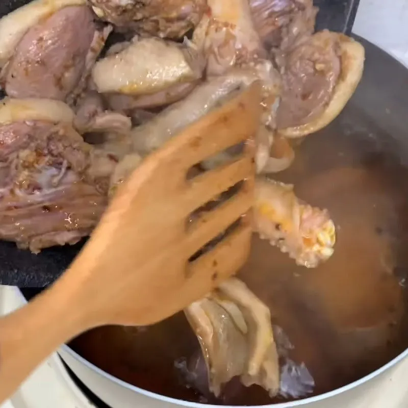 Hình ảnh nồi vịt nấu tiêu đang được hầm trên bếp với thịt vịt và gan