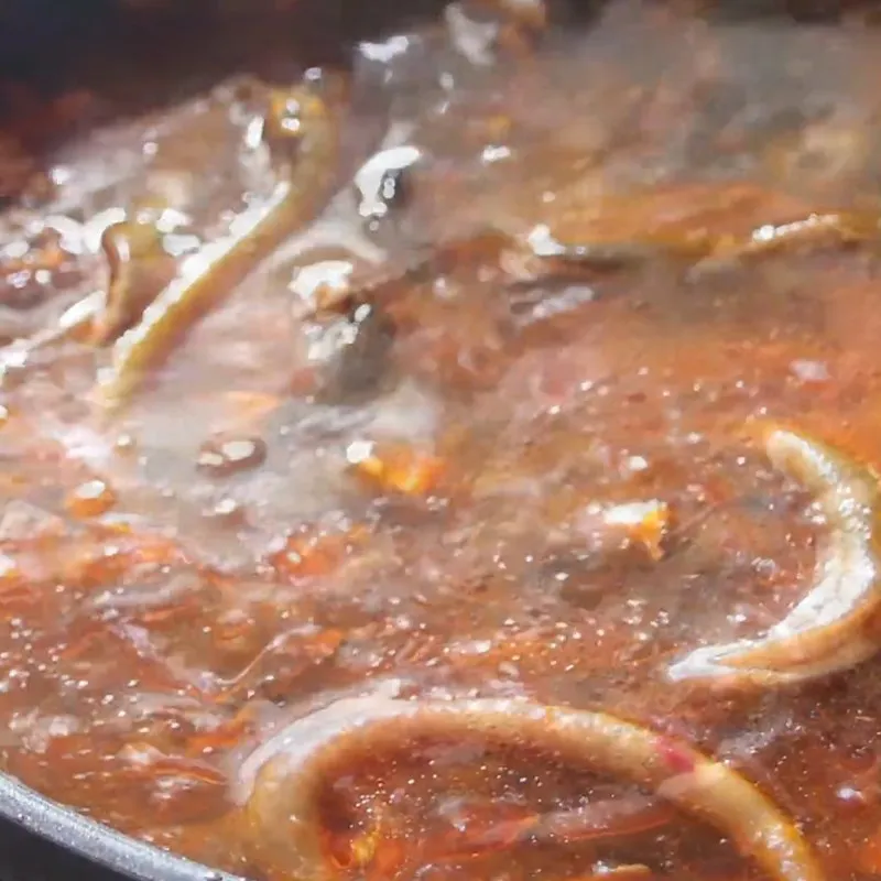 Hoàn thành nồi súp lươn Nghệ An thơm lừng, đậm đà